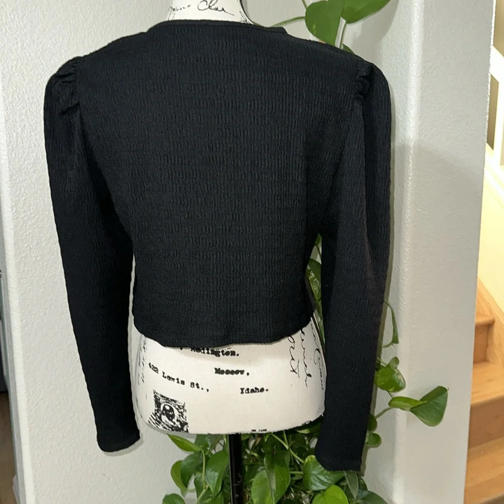 H & M‎
